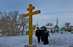 Владыка Иннокентий у обновленного поклонного креста в с. Богдановском